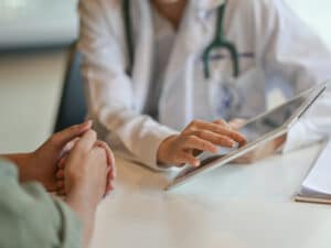 doctor sitting with patient reviewing her treatment plan for substance abuse problems